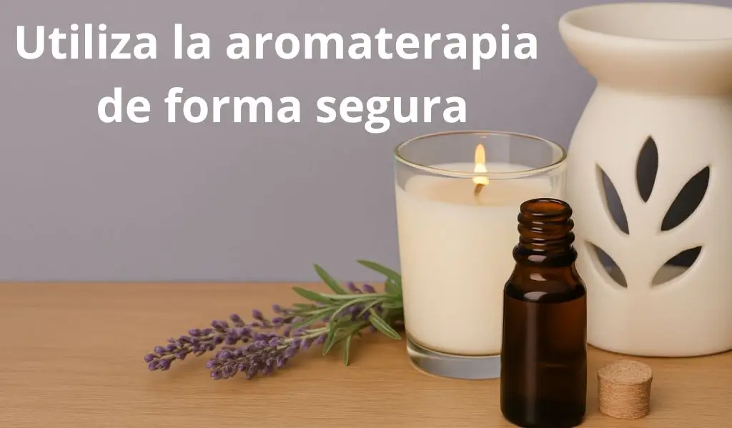 Productos de aromaterapia como un difusor cerámico, vela encendida, frasco de aceite esencial y lavanda sobre una superficie de madera